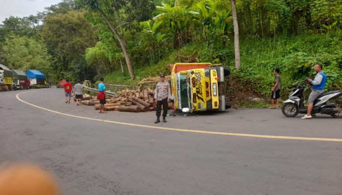 Truk Bermuatan Kayu Terguling di Tanjakan Baeud Sukabumi, Tidak Ada Korban Jiwa