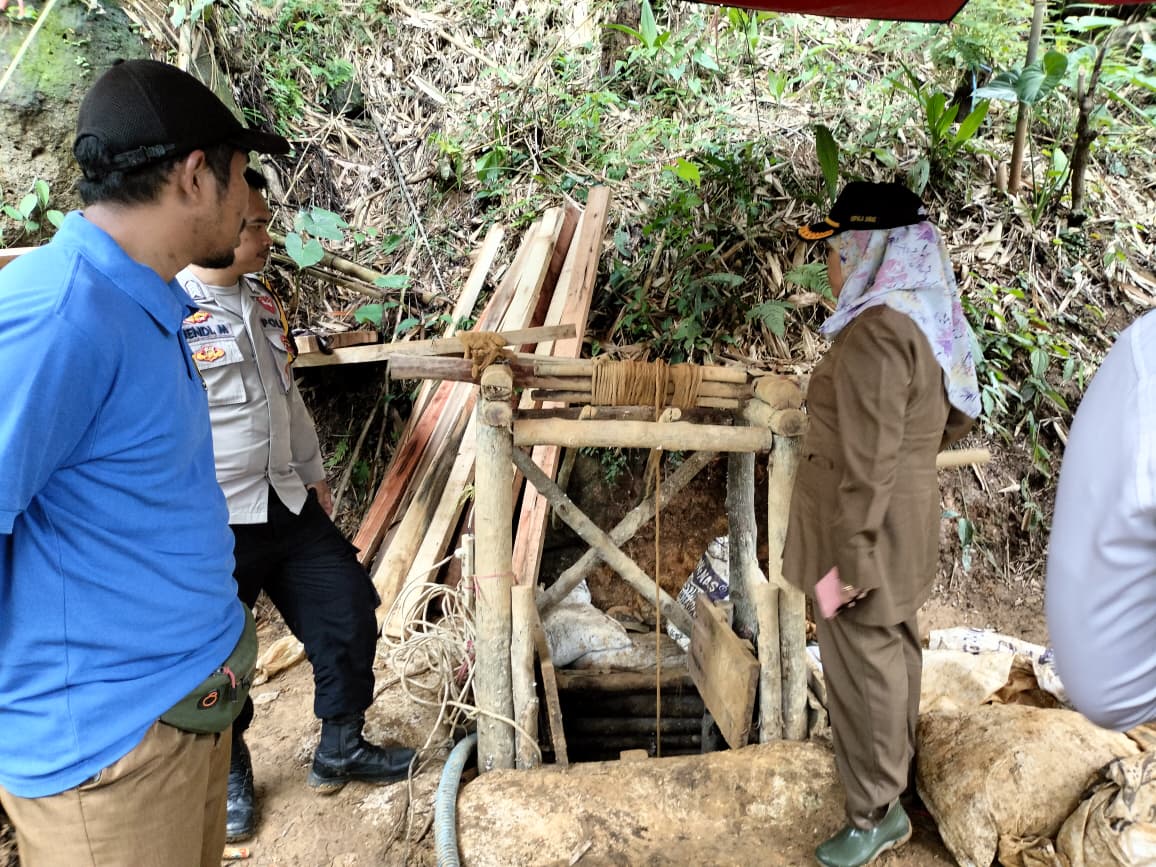 Kepala Dinas Lingkungan Hidup atau DLH Kabupaten Sukabumi, Nunung Nurhayati, bersama aparat kepolisian meninjau lokasi tambang emas ilegal di Kecamatan Ciakakak.