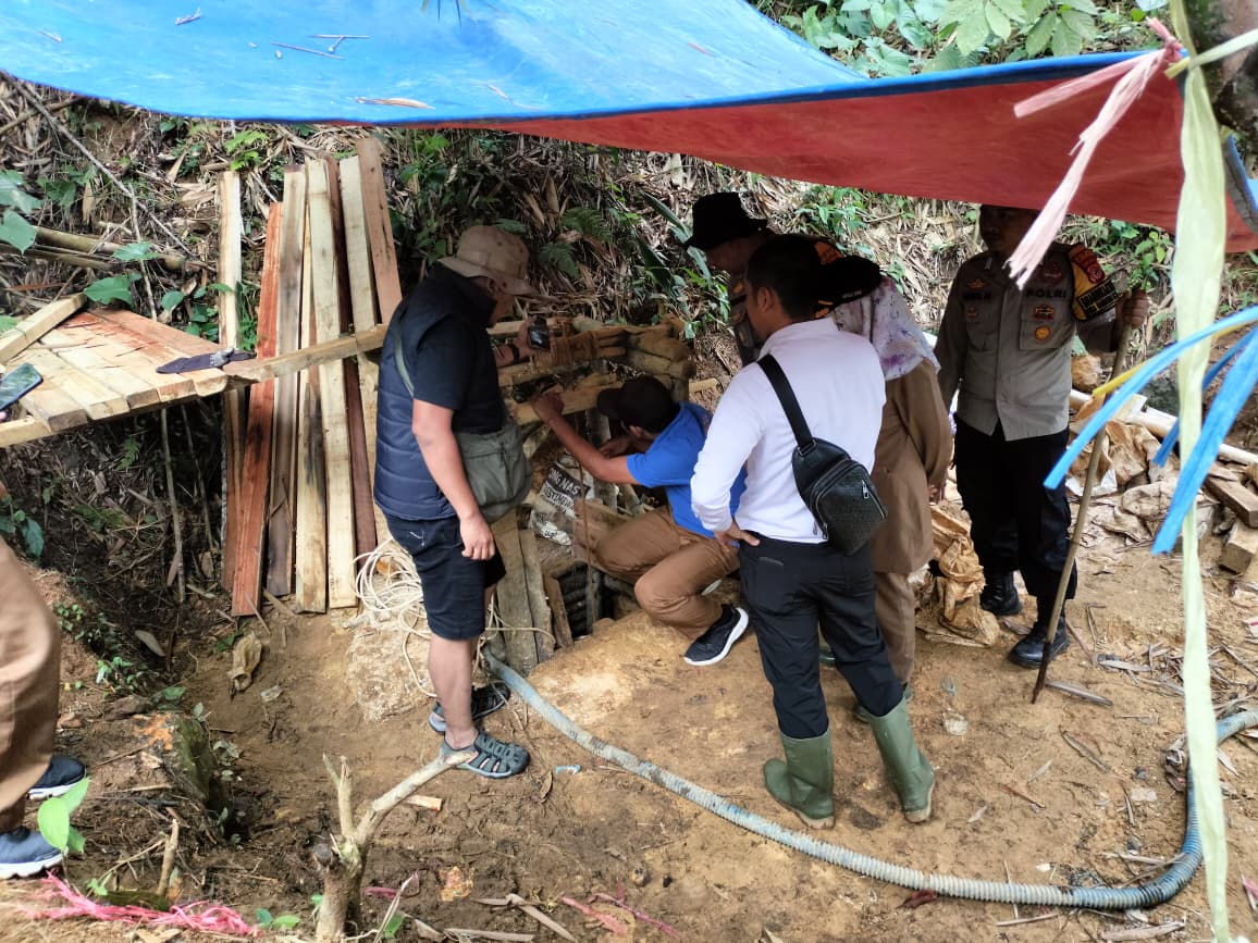 Aparat Kepolisian Sektor atau Polsek Cikakak menemukan 13 lubang tambang emas ilegal di wilayah Desa Ridogalih, Kecamatan Cikakak, Kabupaten Sukabumi