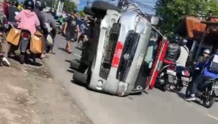 Ambulance Terguling di Cibolang Sukabumi, Hindari Pemotor Ibu-ibu?