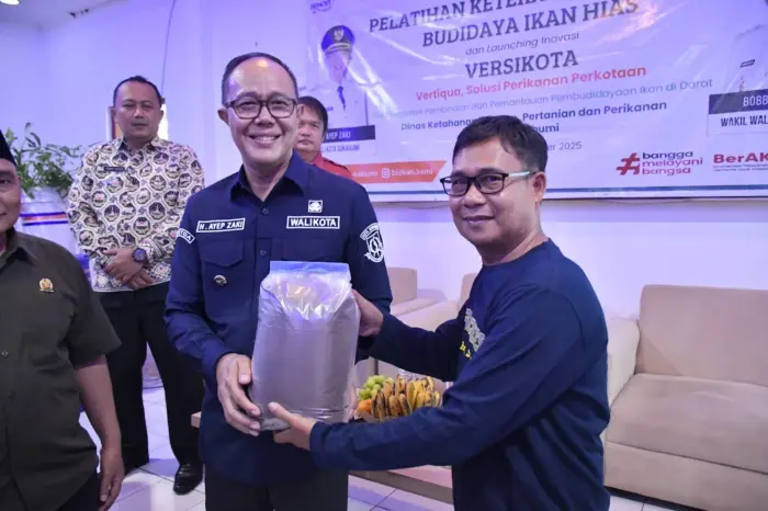Ayep Zaki menyampaikan apresiasi kepada DKP3, pemerintah kecamatan, dan kelurahan yang telah berinisiatif menyelenggarakan Pelatihan Keterampilan Kerja Budidaya Ikan Hias di Kelurahan Limusnunggal, Kecamatan Cibeureum, Kamis (23/10/2025).