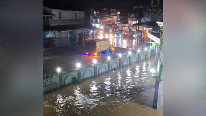 Banjir dan longsor terjadi di sejumlah titik di Kecamatan Purabaya, Kabupaten Sukabumi. Puluhan rumah terendam air dan akses jalan tertutup material longsor, Selasa (21/10/2025).