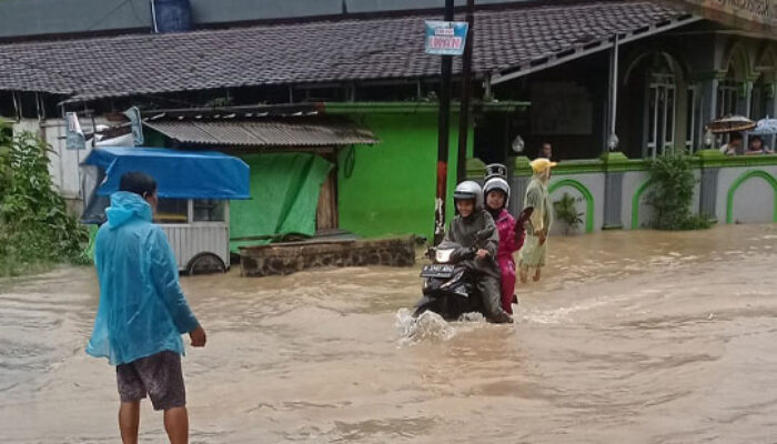Sebanyak 120 Jiwa Mengungsi Akibat Banjir dan Longsor di Purabaya Sukabumi