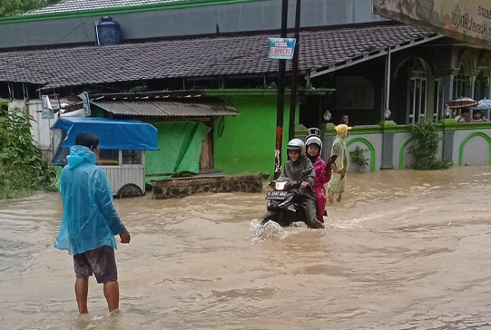 Sedikitnya 60 kepala keluarga atau 120 jiwa terpaksa mengungsi akibat banjir dan tanah longsor yang melanda Kecamatan Purabaya, Kabupaten Sukabumi, Jumat (24/10/2025).