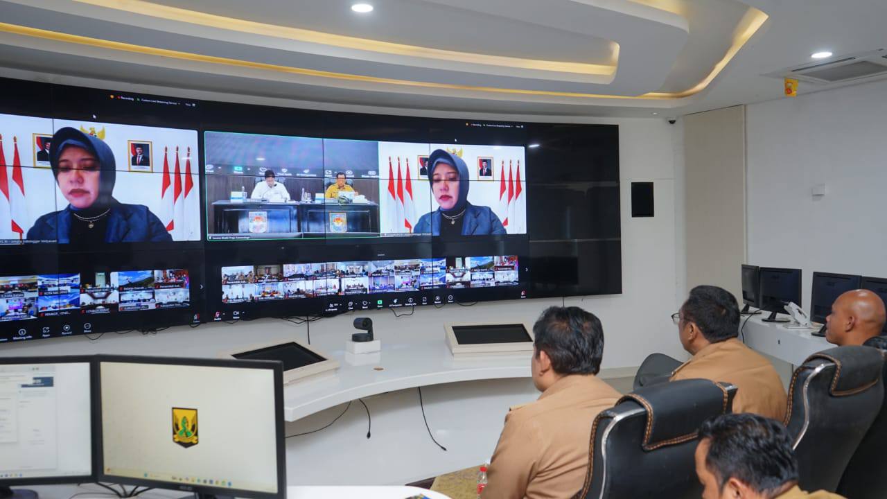 Bupati Sukabumi, Asep Japar, bersama Sekretaris Daerah, Ade Suryaman dan unsur Forkopimda mengikuti rakor pengendalian inflasi tahun 2025 secara virtual.