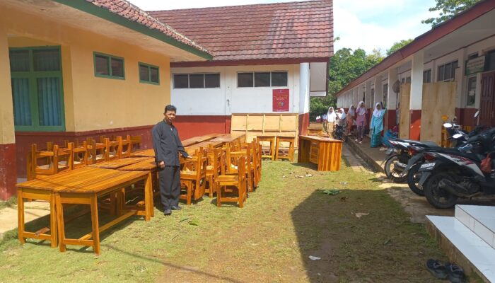 Disdik Salurkan 32 Meja dan 64 Kursi, Siswa SDN Cibitung Sukabumi tak Lagi Belajar di Lantai