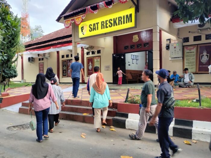 Sekelompok emak-emak melaporkan tindakan wartawan gadungan ke Polres Sukabumi.