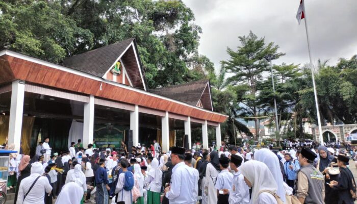 Ribuan santri, ulama, guru, dan masyarakat dari berbagai kecamatan memadati peringatan Hari Santri Nasional 2025 di Kabupaten Sukabumi, Rabu (22/10/2025).