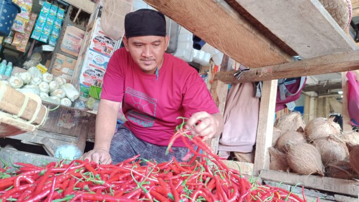 Harga bahan pokok di Pasar Palabuhanratu meroket.