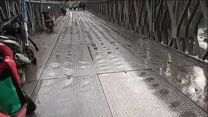 Sejumlah pengendara sepeda motor dilaporkan tergelincir di Jembatan Bailey Cisantri di Simpenan, Sukabumi akibat permukaan jembatan darurat dari pelat besi yang licin.