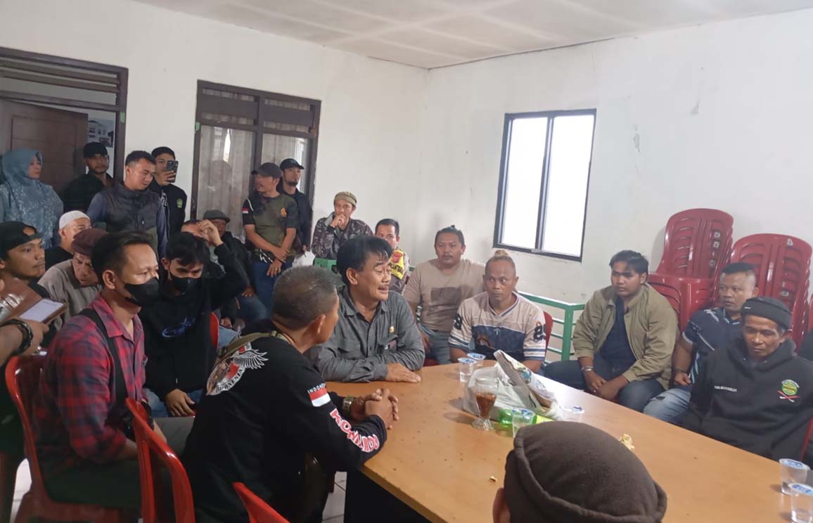 Proses mediasi kasus pemukulan yang diduga dilakukan Kades Babakanjaya, Parungkuda,