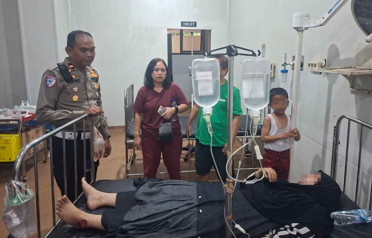 Akibat kecelakaan Pajero teguling di Palabuhanratu, tiga orang mengalami luka ringan. Mereka adalah Sartika (37), pengendara sepeda motor serta dua orang anak.