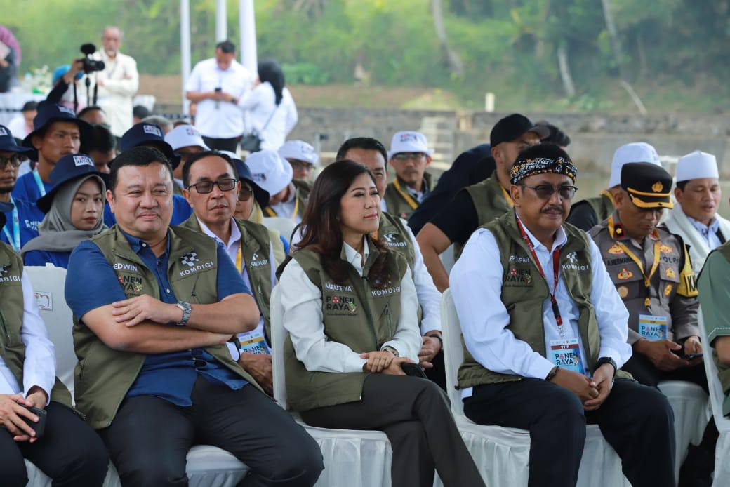 Menkomdigi Republik Indonesia, Meutya Hafid, bersama Bupati Sukabumi Asep Japar, memanen ikan nila di Pokdakan Cipancur Cimahi, Desa Cimahi, Kecamatan Cicantayan, Rabu (15/10/2025).