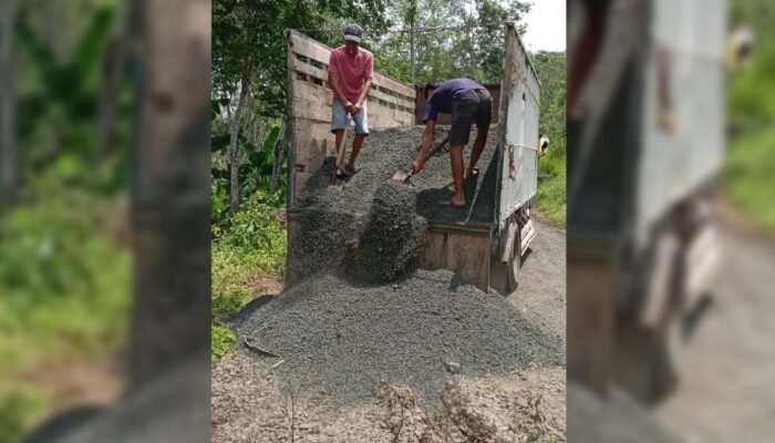 Warga antusias menyambut pembangunan jalan yang dilaksanakan Disperkim Kabupaten Sukabumi di Kampung Erpah, Kecamatan Cidadap, Kabupaten Sukabumi.