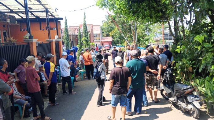 Warga berharap Pemkot Sukabumi turun tangan untuk membantu mediasi konflik pagar pembatas di Perumahan Puri Cibeureum Permai 2, yang berlokasi di Kelurahan Babakan, Kecamatan Cibeureum, Kota Sukabumi.