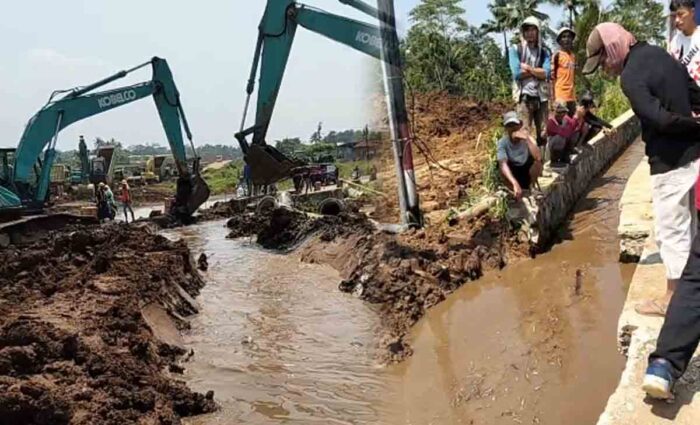 Proyek Tol Bocimi menyumbat saluran air untuk pertanian di Kampung Legok Picung, Cibadak, Kabupaten Sukabumi.