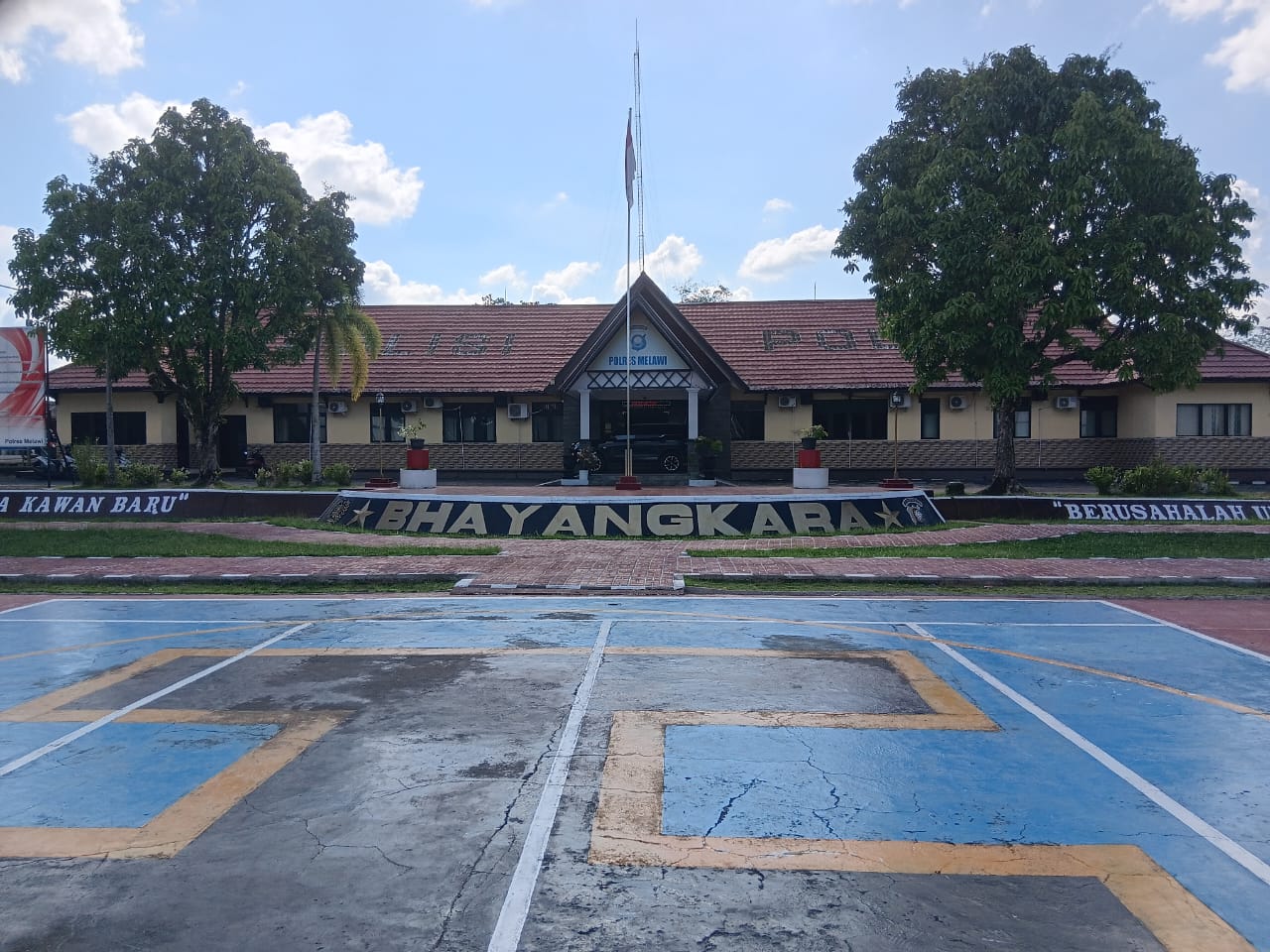 Kepolisian Resor atau Polres Melawi, Polda Kalimantan Barat menegaskan bahwa informasi mengenai penggerebekan dengan barang bukti 5kg sabu di asrama polisi adalah tidak benar