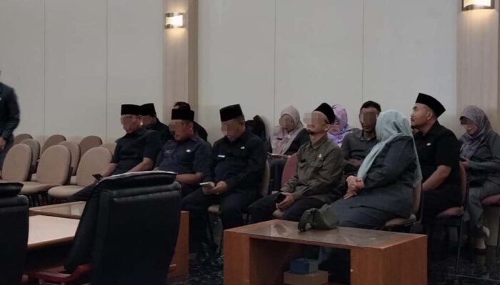 Sejumlah pejabat terlihat tidur hingga main hp saat menghadiri rapat paripurna di Gedung DPRD Kabupaten Sukabumi. 