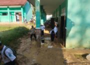 Banjir Lumpur di SMPN 2 Warungkiara Sukabumi, Guru dan Siswa Gotong Royong Bersihkan Kelas
