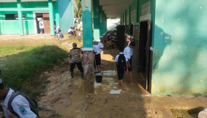 Banjir Lumpur di SMPN 2 Warungkiara Sukabumi, Guru dan Siswa Gotong Royong Bersihkan Kelas
