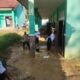 Para siswa dan guru SMPN 2 Warungkiara, Kecamatan Warungkiara, Kabupaten Sukabumi membersihkan ruang kelas dari banjir lumpur. Foto: IstPara siswa dan guru SMPN 2 Warungkiara, Kecamatan Warungkiara, Kabupaten Sukabumi membersihkan ruang kelas.
