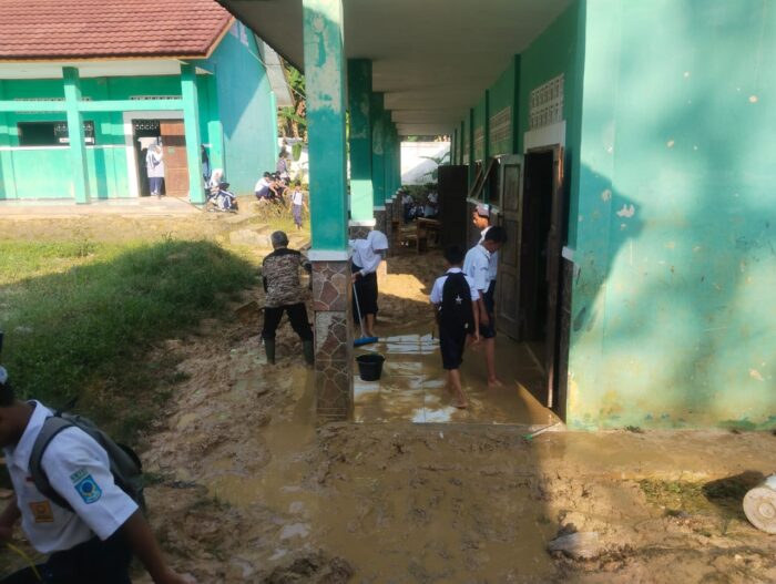Para siswa dan guru SMPN 2 Warungkiara, Kecamatan Warungkiara, Kabupaten Sukabumi membersihkan ruang kelas dari banjir lumpur. Foto: IstPara siswa dan guru SMPN 2 Warungkiara, Kecamatan Warungkiara, Kabupaten Sukabumi membersihkan ruang kelas.