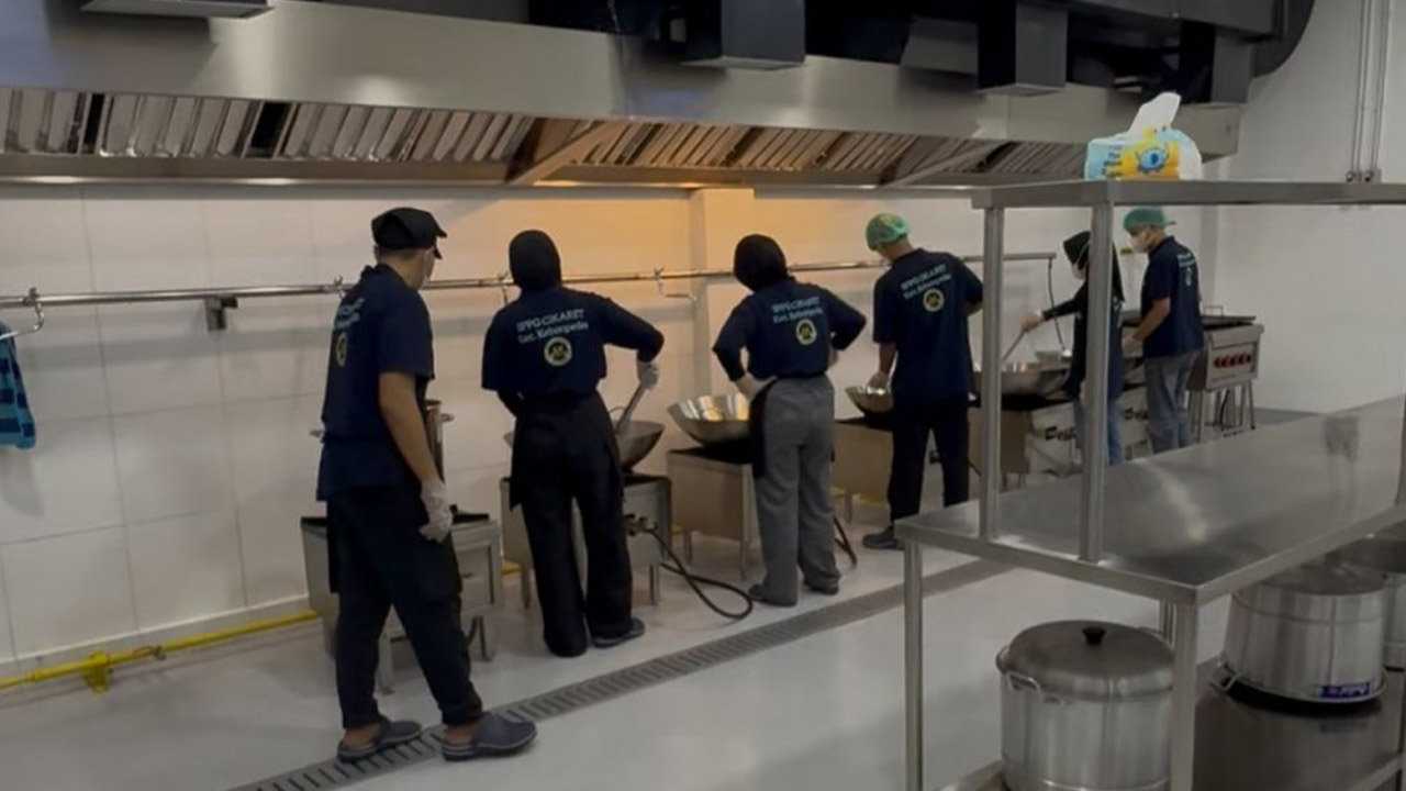 Suasana dapur SPPG Cikaret di Kecamatan Kebonpedes, Kabupaten Sukabumi nampak bersih dan higienis.