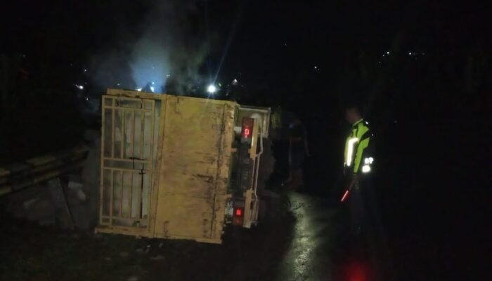 Truk Colt Diesel Terguling di Palabuhanratu Sukabumi, Sopir Selamat dari Maut