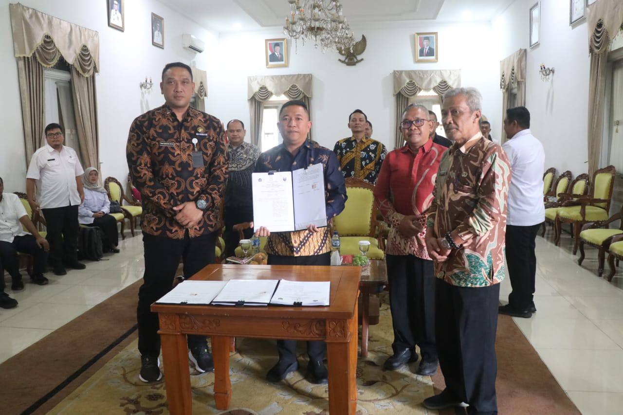 Wakil Bupati Sukabumi atau Wabup Sukabumi, Andreas, menandatangani Perjanjian Kerja Sama Optimalisasi Pemungutan Pajak Pusat dan Pajak Daerah (PKS OP4D).