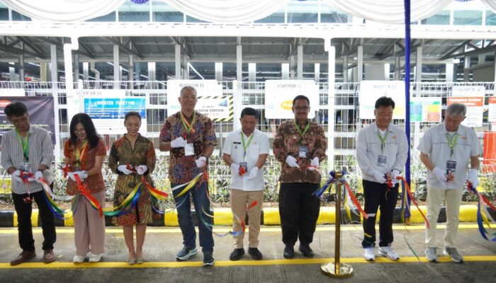 Dukung Energi Bersih, Bupati Sukabumi Resmikan PLTS Atap di Perusahaan Sukalarang