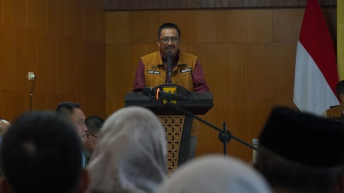 Bupati Sukabumi, Asep Japar.