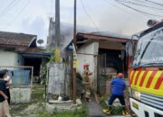 Sebuah Rumah Kosong di Nyomplong Kota Sukabumi Hangus Dilalap Si Jago Merah, Damkar Sigap Padamkan Api