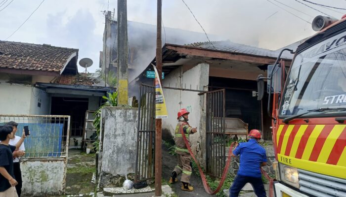 Sebuah Rumah Kosong di Nyomplong Kota Sukabumi Hangus Dilalap Si Jago Merah, Damkar Sigap Padamkan Api