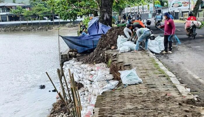 Antisipasi Perluasan Abrasi, Karung Ditumpuk untuk Perkuat Tembok Muara Citepus