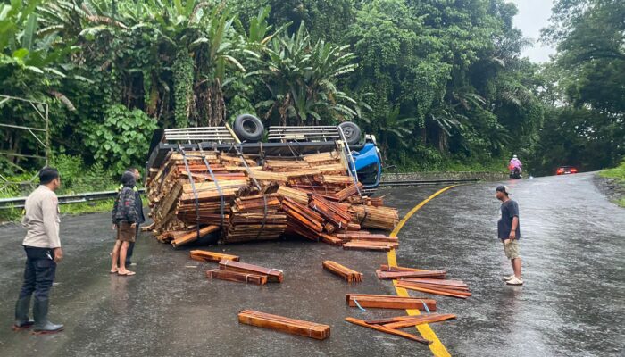 Truk Angkut Kayu Terguling di Tanjakan Baeud Warungkiara, Sopir dan Kernet Selamat