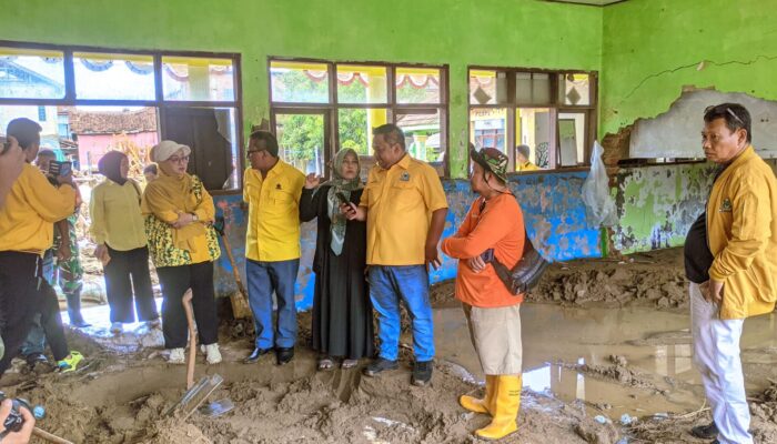 Ketua DPRD Kabupaten Sukabumi Tinjau Dampak Banjir di Cisolok