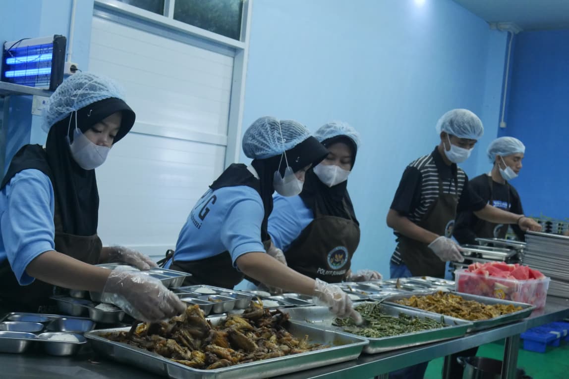 Para relawan di SPPG Polres Sukabumi menyiapkan menu Makan Bergizi Gratis secara higienis dan aman dikonsumsi.