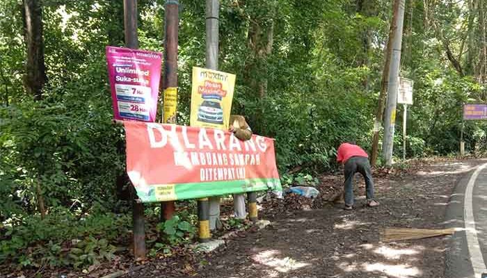 Petugas DLH Angkut Sampah di Cagar Alam Palabuhanratu, Warga Bakal Diedukasi