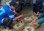 Avoskin dan Penggiat Lingkungan Tanam Terumbu Karang di Pantai Minajaya, Sukabumi