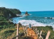 Rekomendasi Libur Akhir Pekan, Menikmati Eksotisme Pantai Karanggantungan Surade