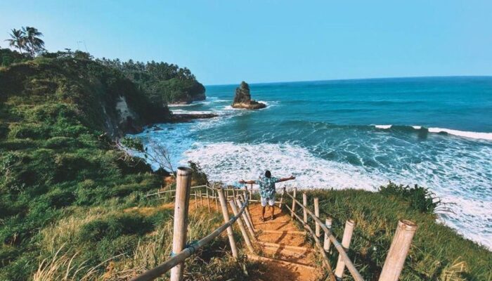 Rekomendasi Libur Akhir Pekan, Menikmati Eksotisme Pantai Karanggantungan Surade