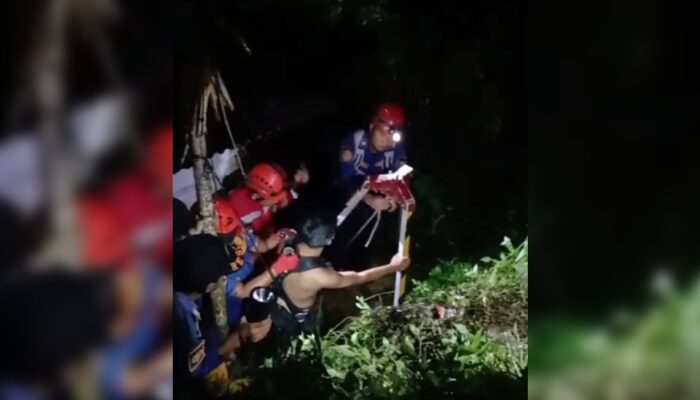 Dramatis, Damkar Sukabumi Berhasil Evakuasi Warga yang Terjatuh ke Sumur