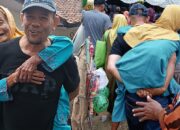 Wujudkan Pelayanan Humanis , Camat Jampangkulon Gendong Nenek Penerima BLT