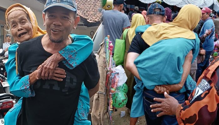 Wujudkan Pelayanan Humanis , Camat Jampangkulon Gendong Nenek Penerima BLT