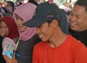 Ribuan Warga Kalibunder Terima BLT Kesra di Kantor Pos Jampangkulon, Penyaluran Berlangsung Tertib