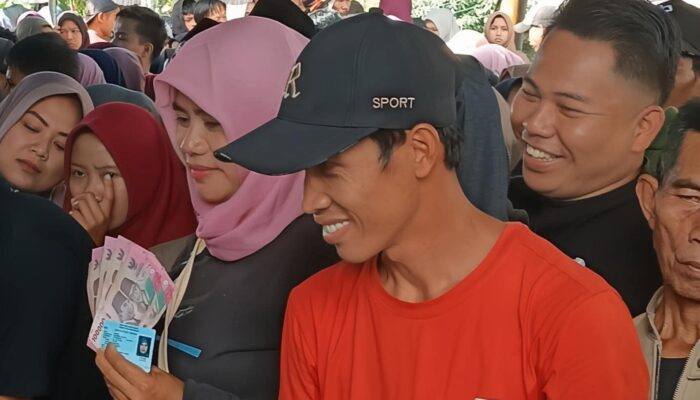 Ribuan Warga Kalibunder Terima BLT Kesra di Kantor Pos Jampangkulon, Penyaluran Berlangsung Tertib