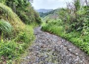 Rusak Parah! Begini Penampakan Jalan Perbatasan Desa di Simpenan Sukabumi