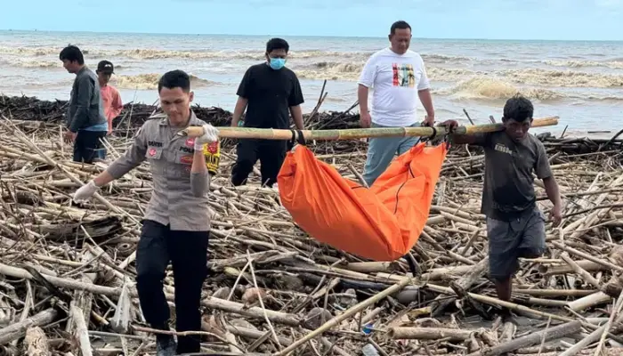 Mayat Pria Ditemukan di Muara Sungai Cibuni, Diduga Korban Laka Laut Asal Cianjur