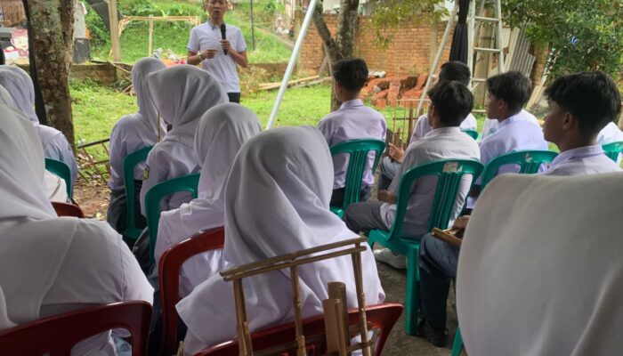 Hasim Adnan Kenalkan Pentingnya Pendidikan Politik Demokrasi kepada Pelajar Sukabumi