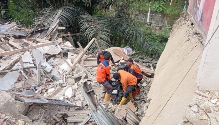 Rumah Dua Lantai di Warudoyong Kota Sukabumi Tiba – Tiba Ambruk, Ini Penyebabnya!